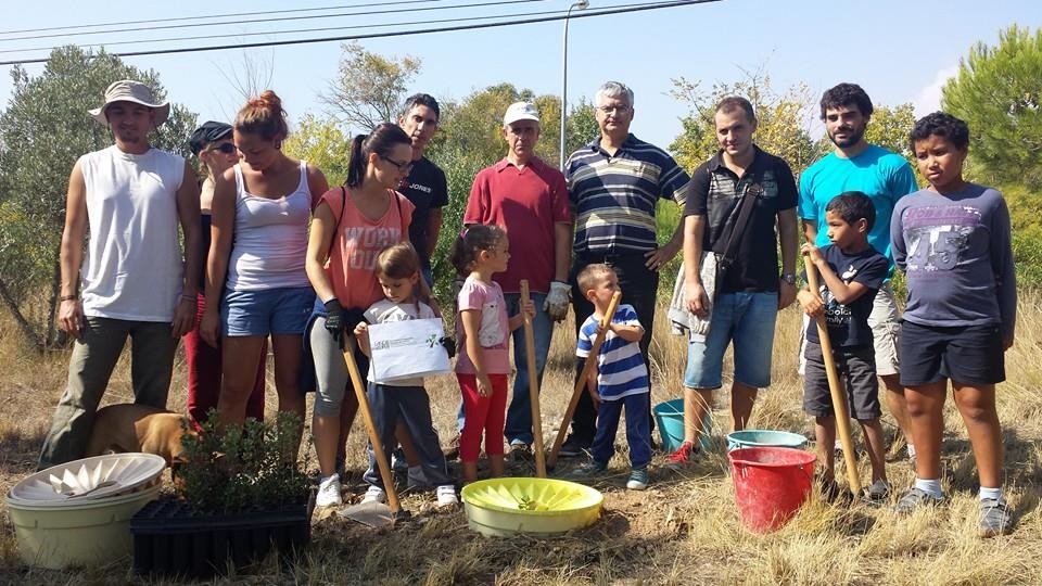 Una gran taca verda. Visita i plantada al Mur Verd de La Canonja