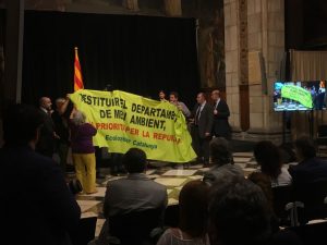 Acció reivindicativa de la Federació d’Ecologistes de Catalunya (EdC), durant l’acte d’entrega dels premis Medi Ambient 2018 que atorga la Generalitat, presidit pel President de la Generalitat, Quim Torra