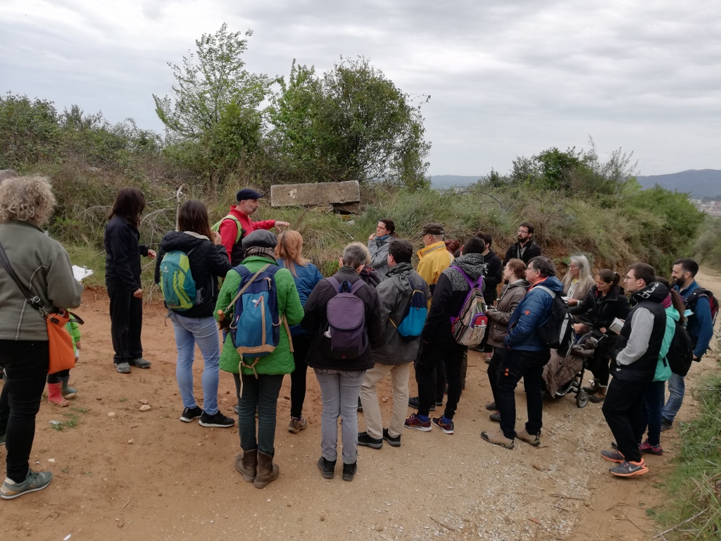 Gran interès per descobrir les flors de camp i de marge al Puig de Sant Martirià a l’Estany de Banyoles