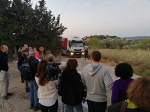 Veïnes i veïns de Caldes bloquegen l’accés dels camions a l’explotació d’àrids de Carerac