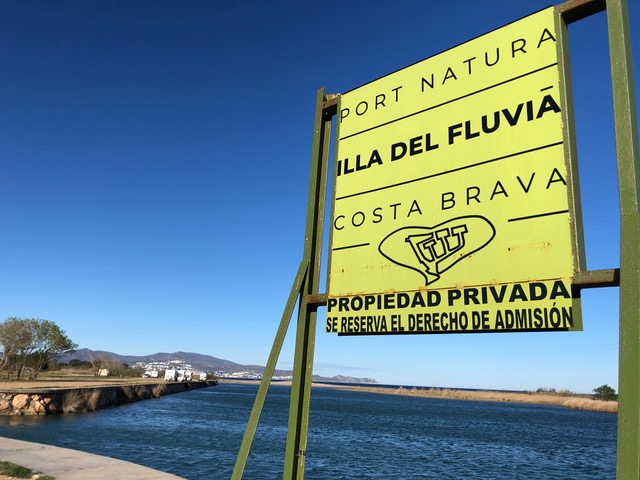 Denunciem dos anys d’inacció per part de l’administració per parar les activitats il·legals al Fluvià Marina.